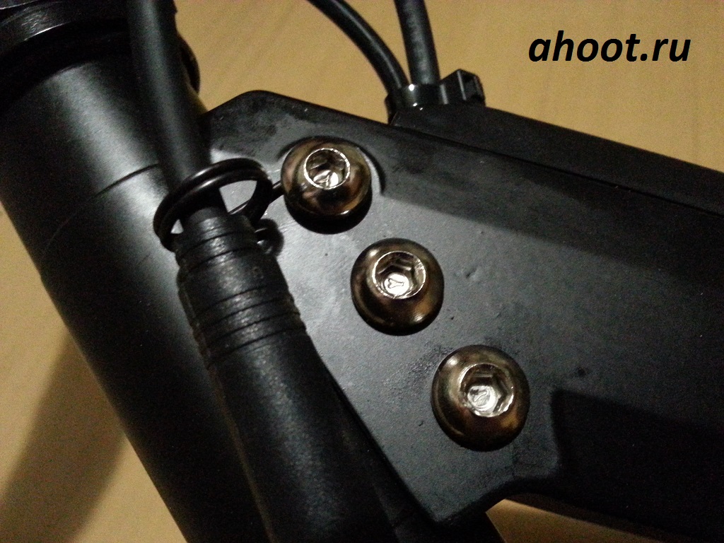 Мотор-колесо электросамоката оригинального kugoo s3 pro jilong имеет отходящий в сторону контроллера кабель с разъемом, желательно проверить правильность крепления этого соединения перед началом эксплуатации чтобы не было перетирания изоляции | ahoot.ru